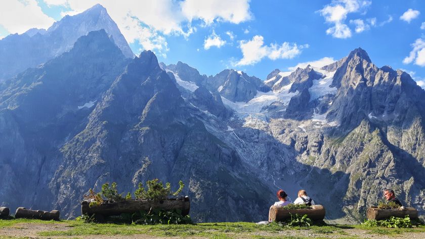 Escursionisti seduti ad ammirare la catena del Monte Bianco ph. Alessandro Bianchet