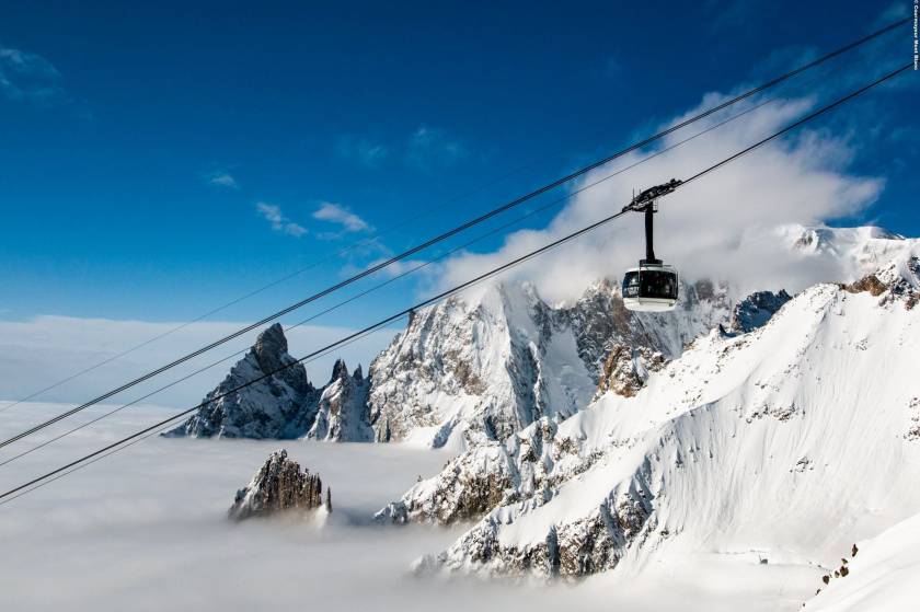 Téléphérique Skyway qui grimpe le Mont Blanc